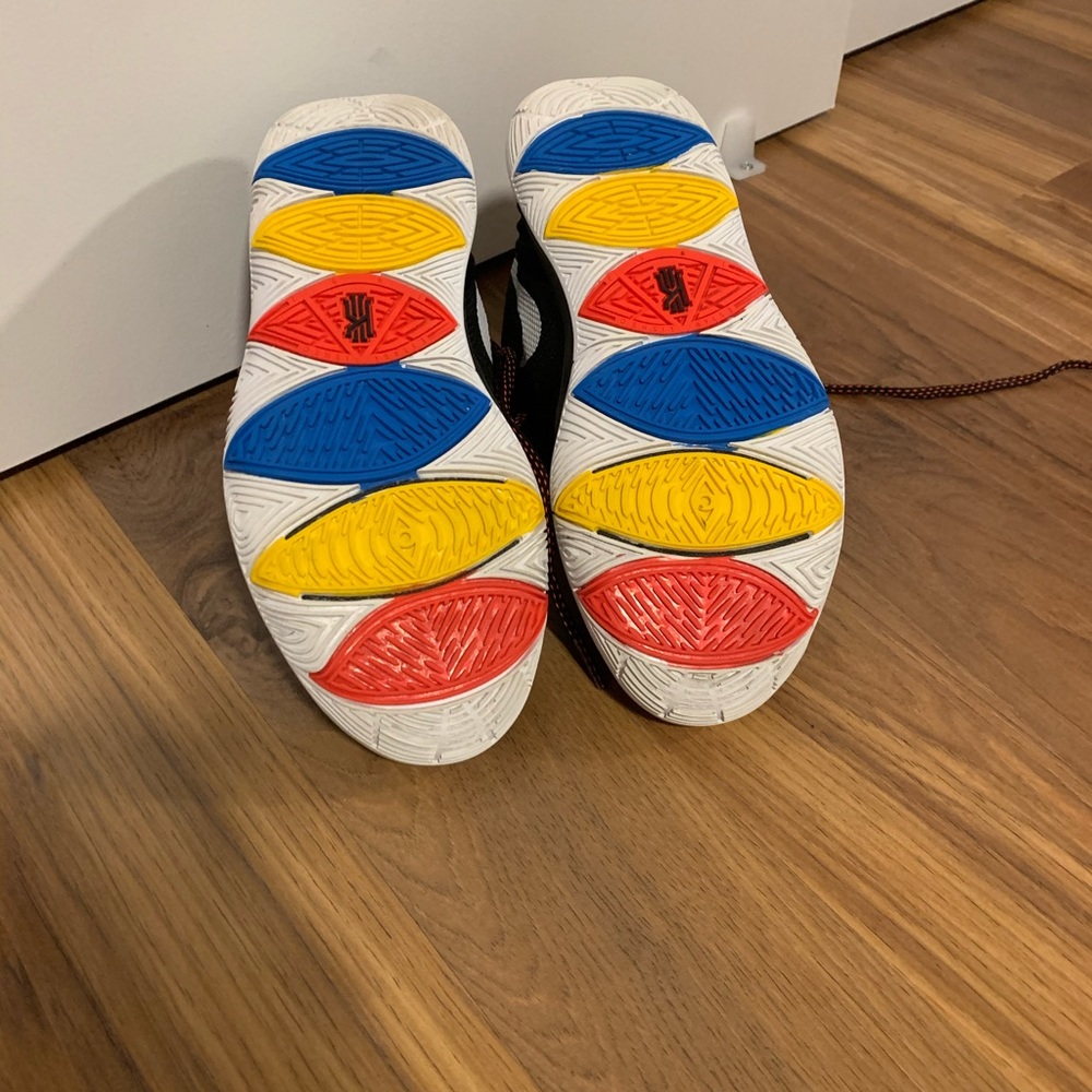 Kyrie friends basketball shoe - Picture 5 of 5